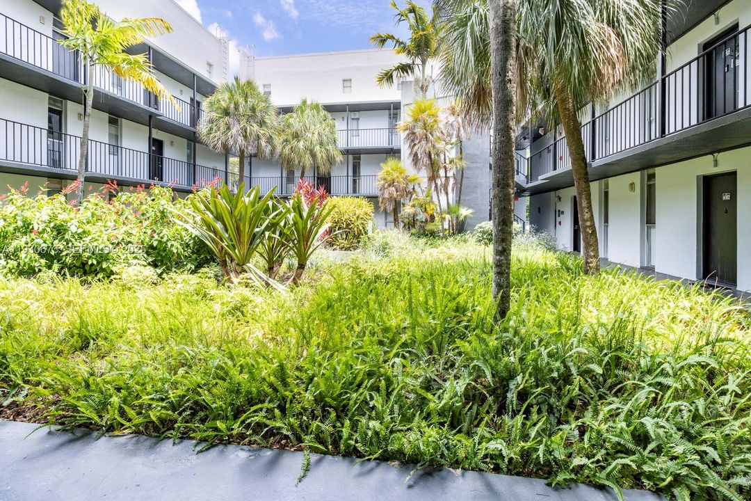 For Rent: $1,825 (1 beds, 1 baths, 900 Square Feet)