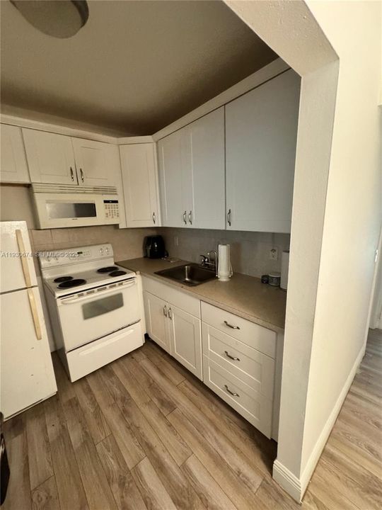 For Sale: $115,000 (1 beds, 1 baths, 570 Square Feet)