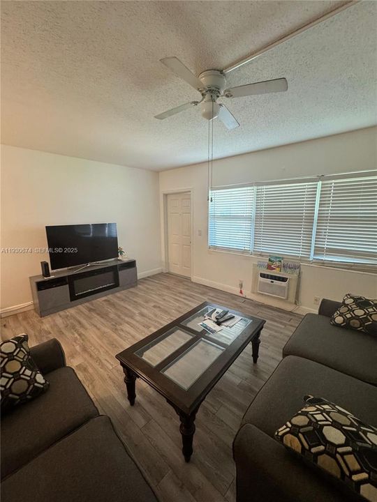 For Sale: $115,000 (1 beds, 1 baths, 570 Square Feet)