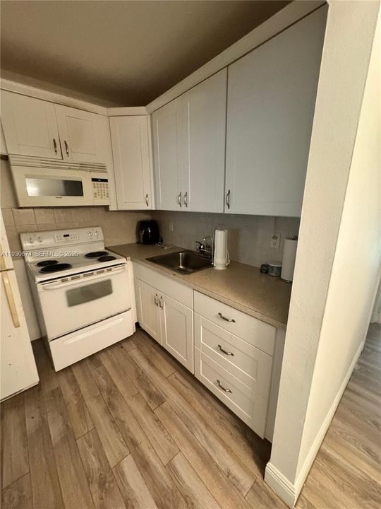 For Sale: $115,000 (1 beds, 1 baths, 570 Square Feet)