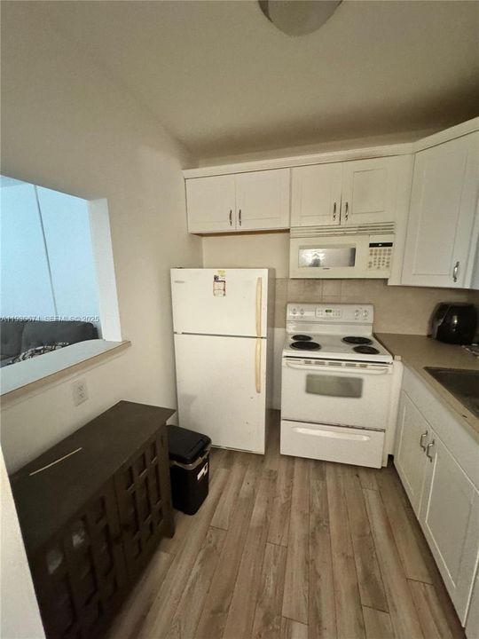 For Sale: $115,000 (1 beds, 1 baths, 570 Square Feet)