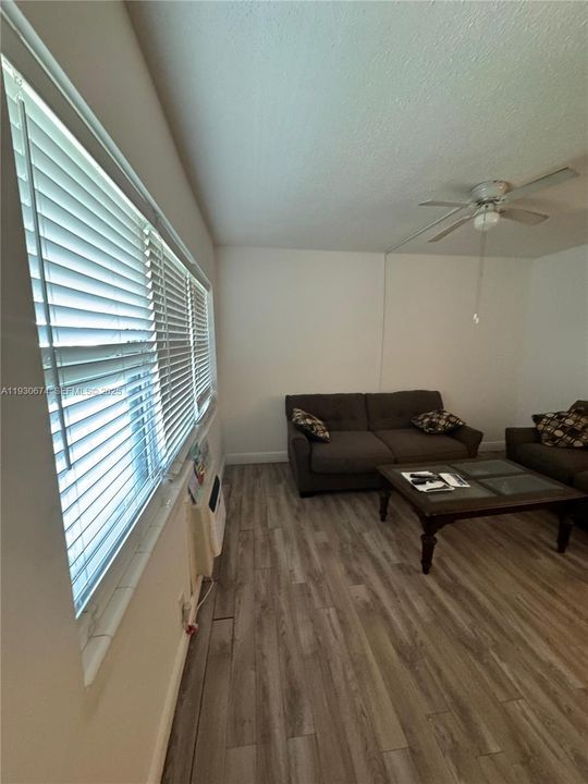 For Sale: $115,000 (1 beds, 1 baths, 570 Square Feet)