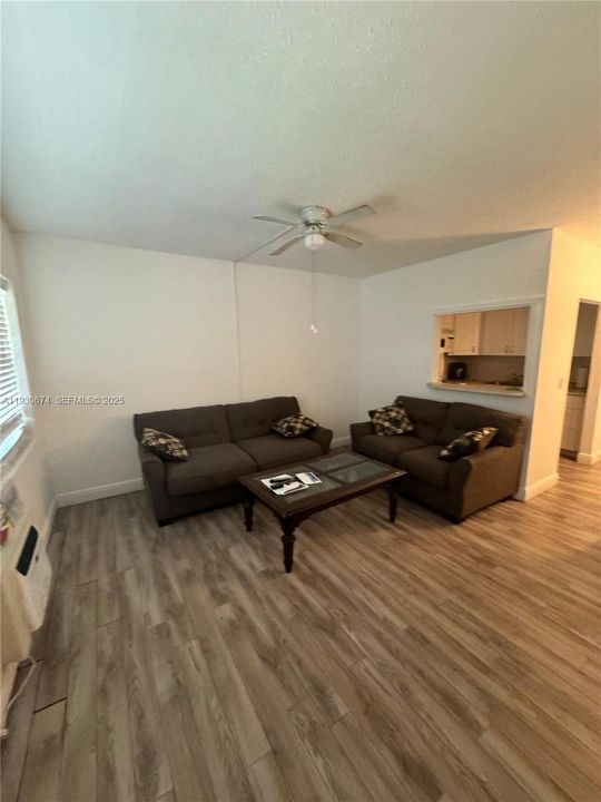 For Sale: $115,000 (1 beds, 1 baths, 570 Square Feet)