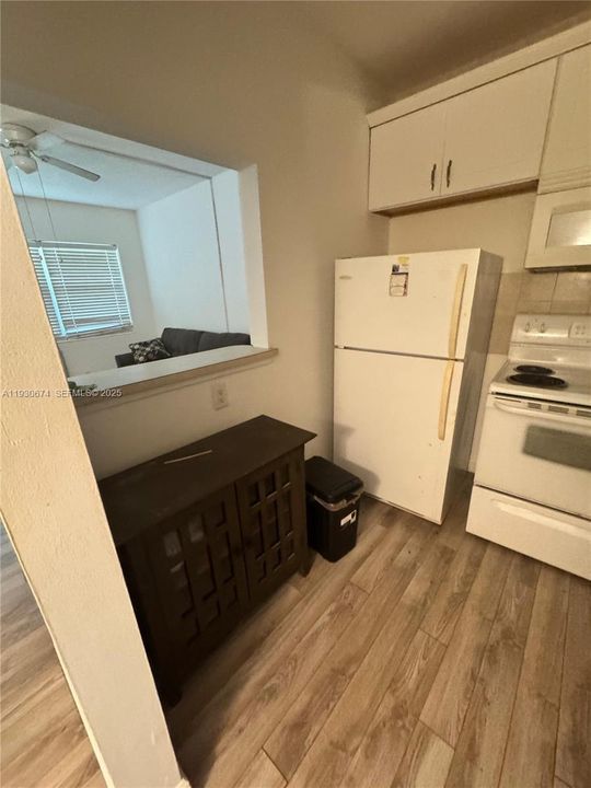 For Sale: $115,000 (1 beds, 1 baths, 570 Square Feet)