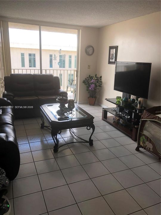 For Rent: $2,000 (2 beds, 2 baths, 1006 Square Feet)