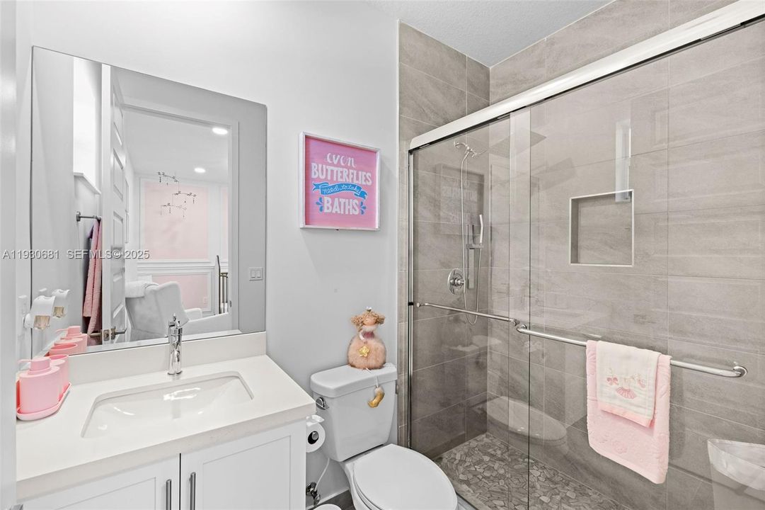 En Venta: $2,189,000 (6 camas, 6 baños, 4836 Pies cuadrados)