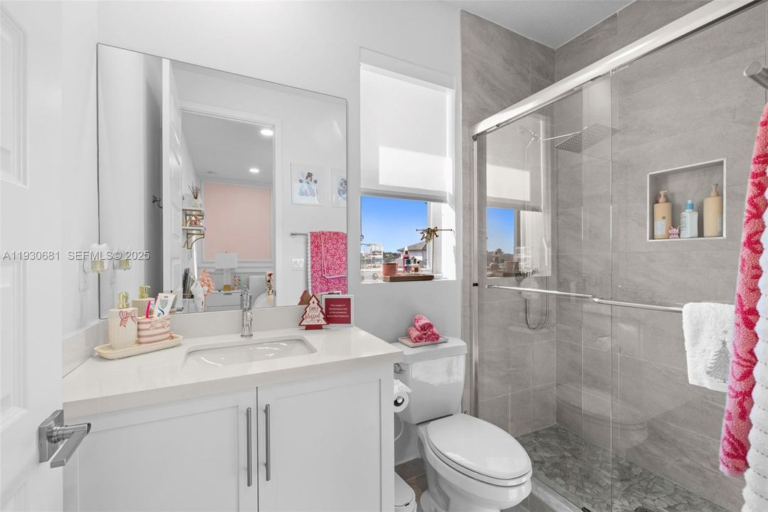 En Venta: $2,189,000 (6 camas, 6 baños, 4836 Pies cuadrados)