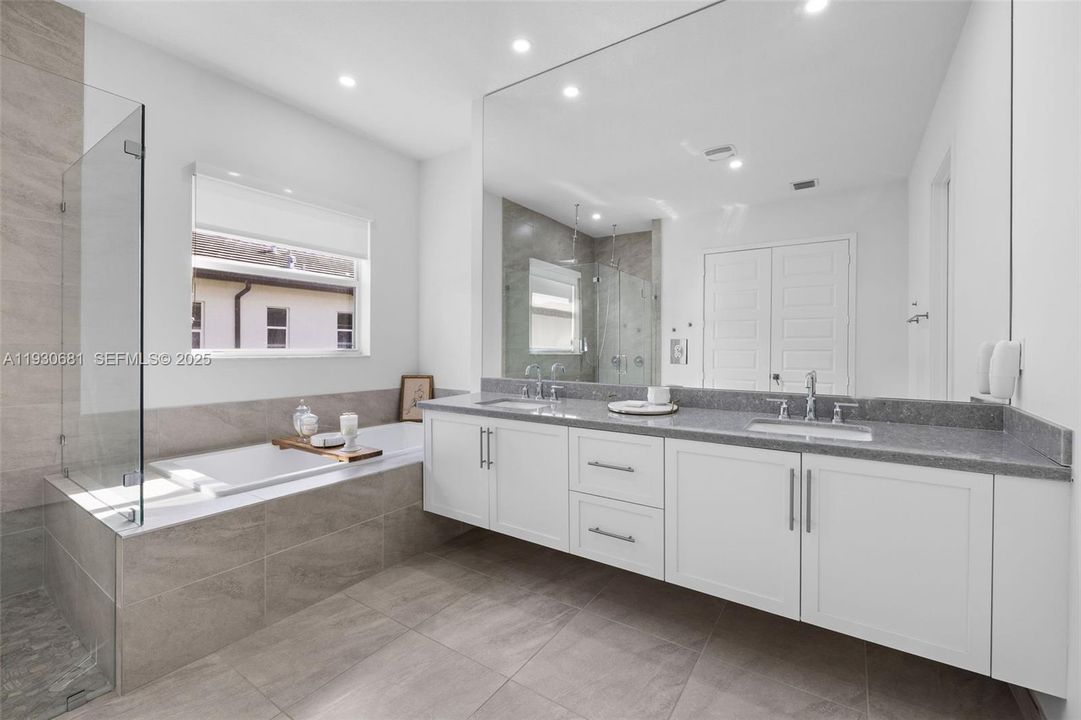 En Venta: $2,189,000 (6 camas, 6 baños, 4836 Pies cuadrados)