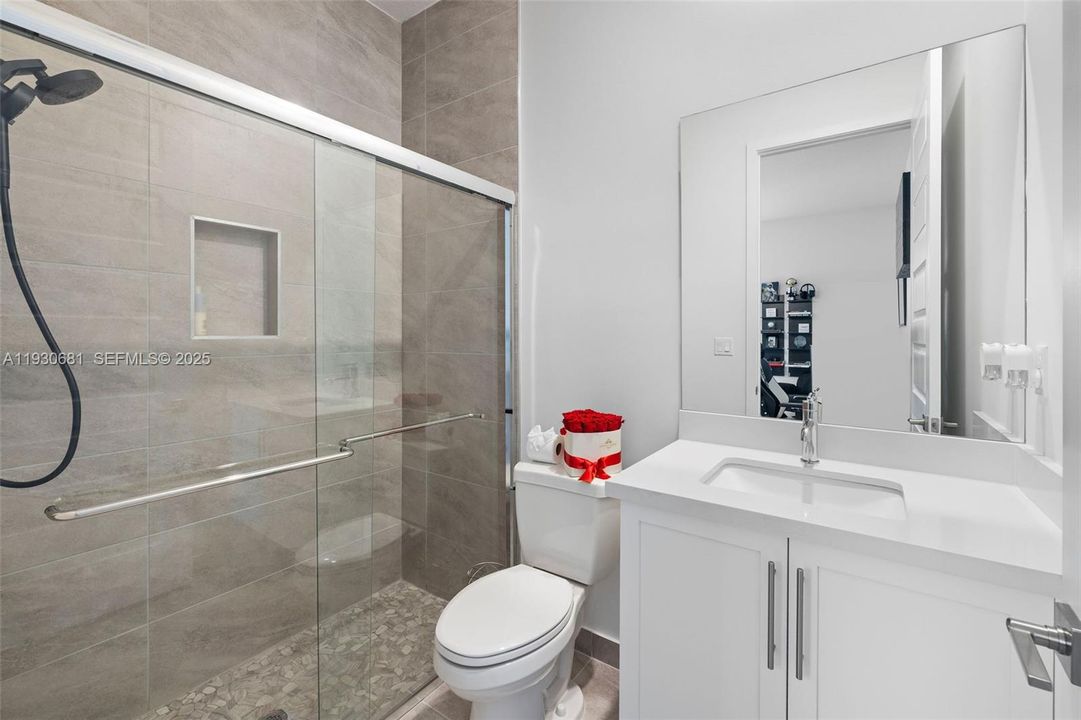 En Venta: $2,189,000 (6 camas, 6 baños, 4836 Pies cuadrados)