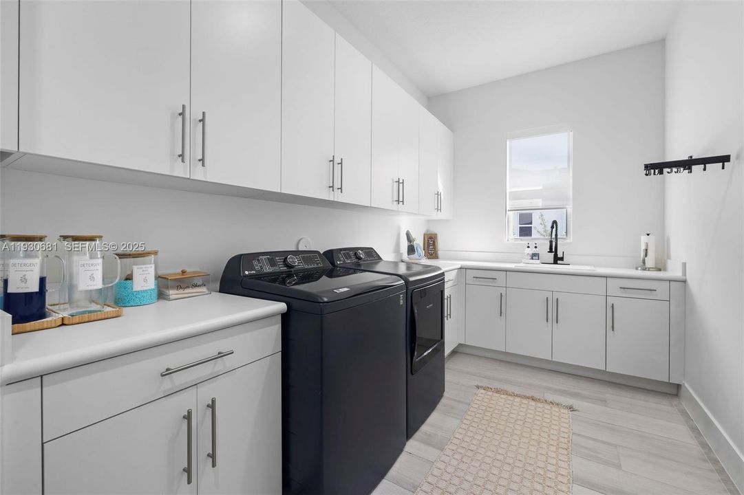 En Venta: $2,189,000 (6 camas, 6 baños, 4836 Pies cuadrados)