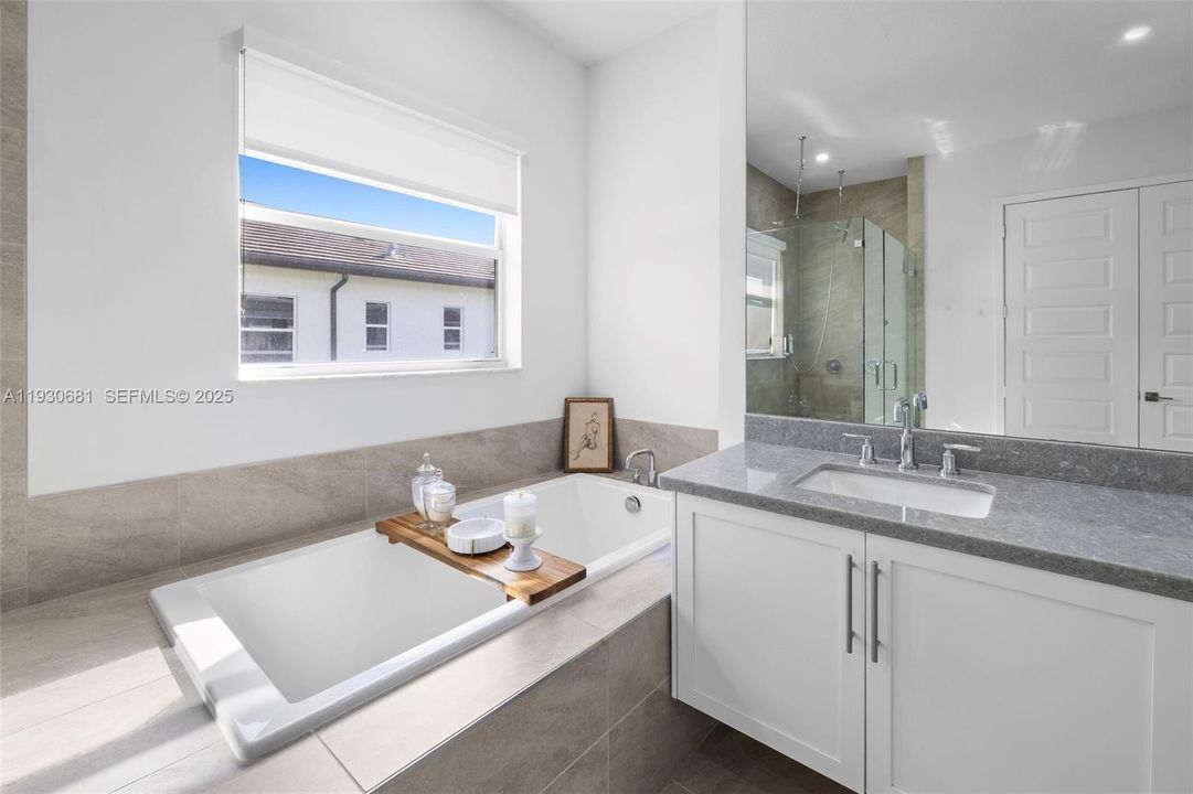 En Venta: $2,189,000 (6 camas, 6 baños, 4836 Pies cuadrados)