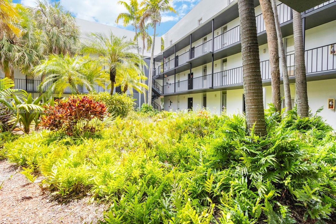 For Rent: $1,825 (1 beds, 1 baths, 900 Square Feet)