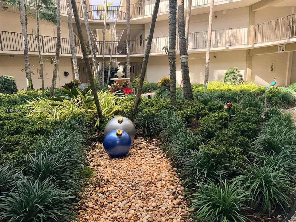 For Rent: $2,275 (2 beds, 2 baths, 965 Square Feet)