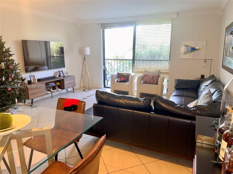 For Rent: $2,275 (2 beds, 2 baths, 965 Square Feet)