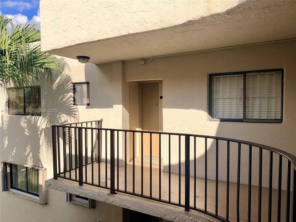 For Rent: $2,275 (2 beds, 2 baths, 965 Square Feet)