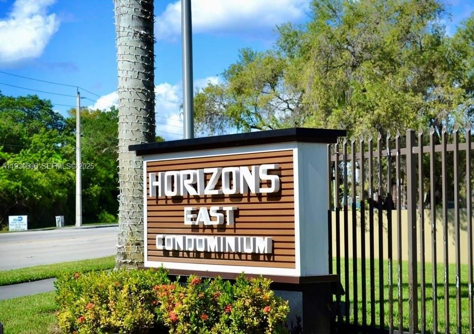 For Rent: $2,275 (2 beds, 2 baths, 965 Square Feet)