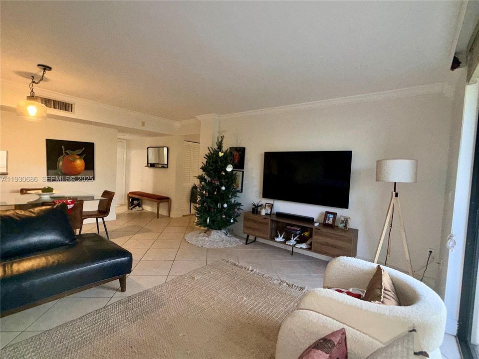 For Rent: $2,275 (2 beds, 2 baths, 965 Square Feet)