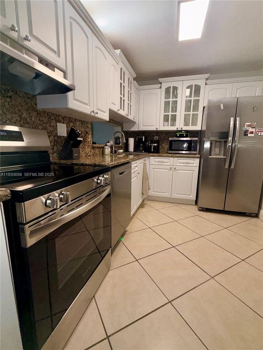 For Rent: $2,275 (2 beds, 2 baths, 965 Square Feet)