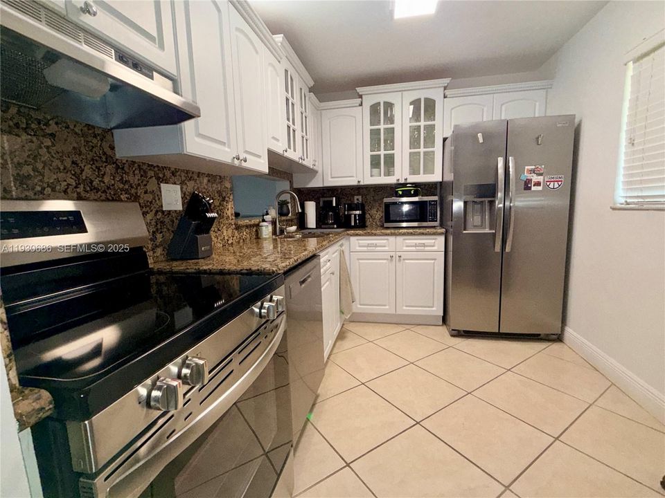 For Rent: $2,275 (2 beds, 2 baths, 965 Square Feet)