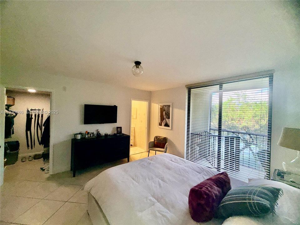 For Rent: $2,275 (2 beds, 2 baths, 965 Square Feet)