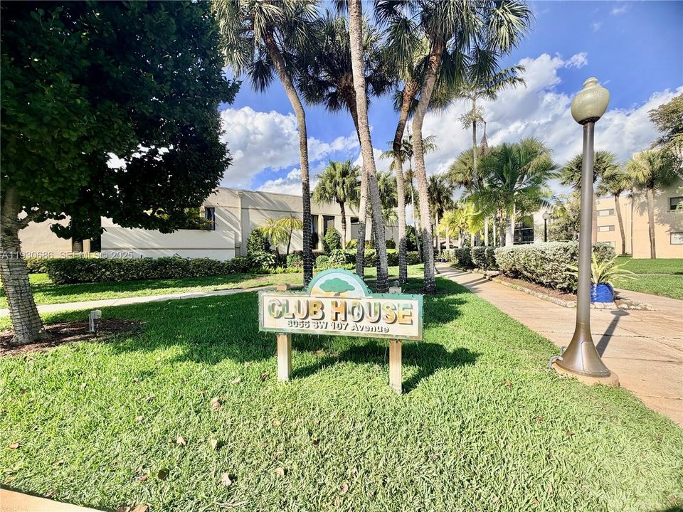 For Rent: $2,275 (2 beds, 2 baths, 965 Square Feet)