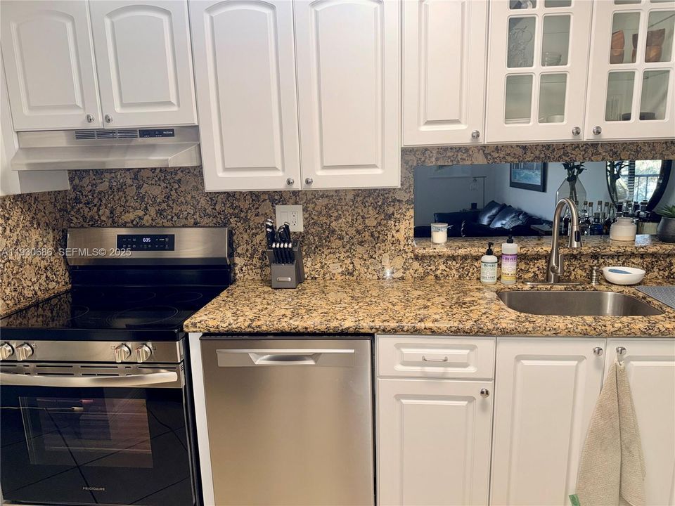 For Rent: $2,275 (2 beds, 2 baths, 965 Square Feet)