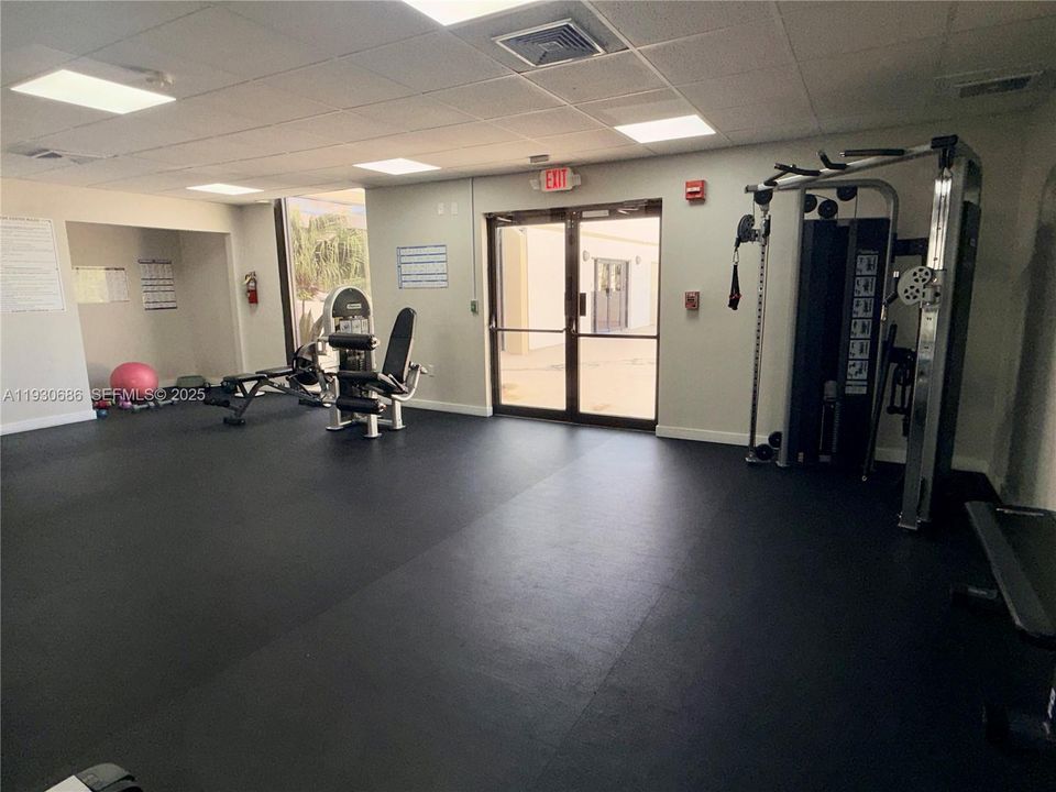 For Rent: $2,275 (2 beds, 2 baths, 965 Square Feet)