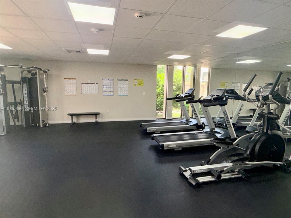 For Rent: $2,275 (2 beds, 2 baths, 965 Square Feet)