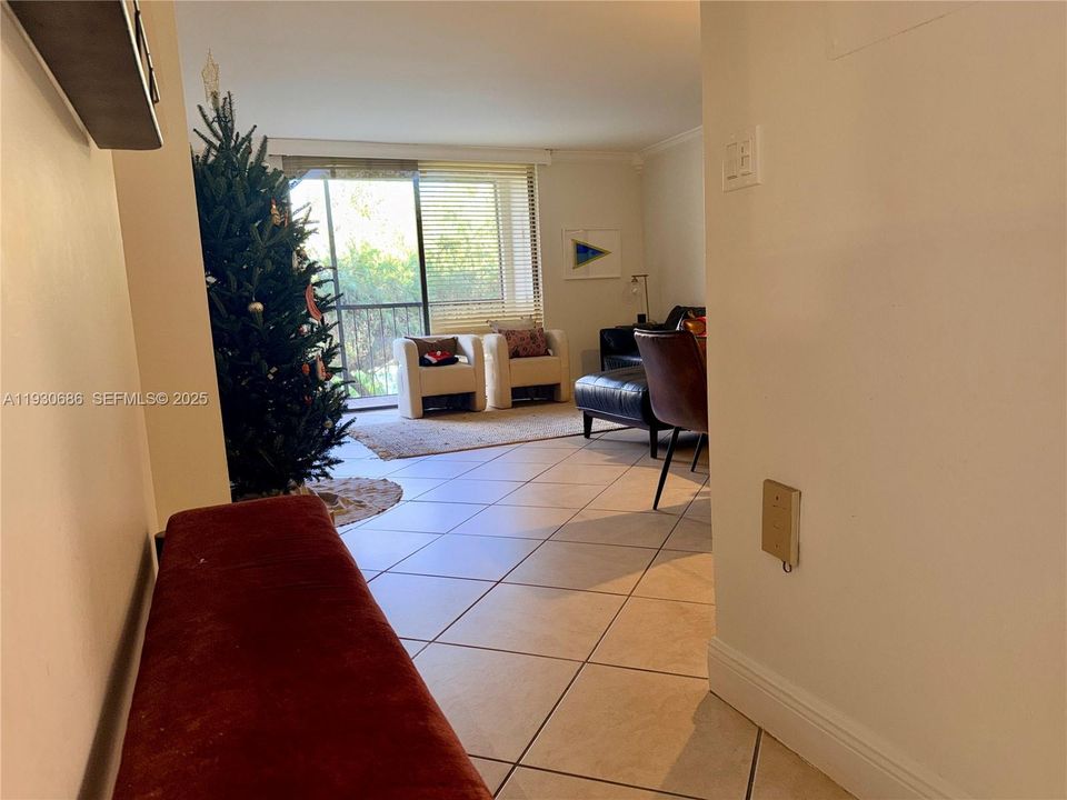 For Rent: $2,275 (2 beds, 2 baths, 965 Square Feet)