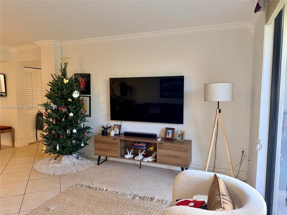 For Rent: $2,275 (2 beds, 2 baths, 965 Square Feet)