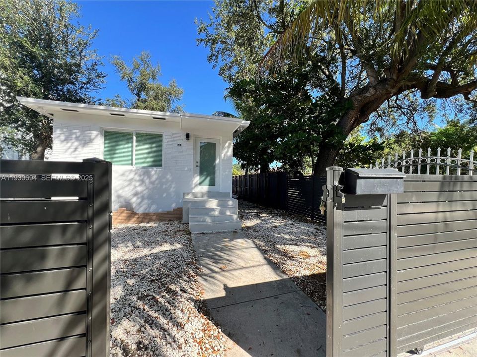 For Rent: $3,500 (2 beds, 2 baths, 990 Square Feet)