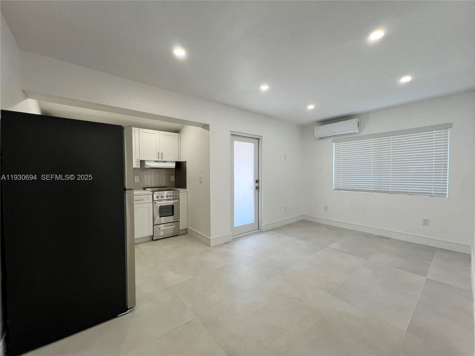 For Rent: $3,500 (2 beds, 2 baths, 990 Square Feet)