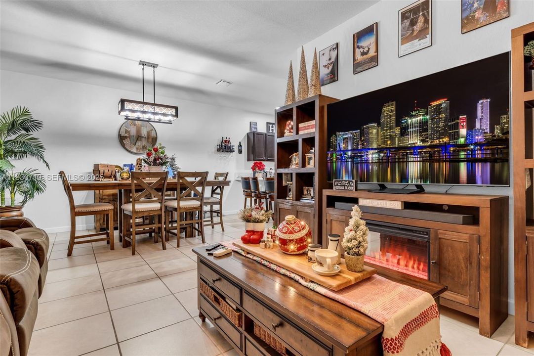 待售: $450,000 (3 贝兹, 3 浴室, 1870 平方英尺)