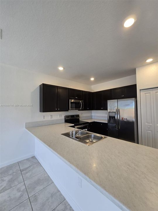 For Rent: $2,500 (3 beds, 2 baths, 1544 Square Feet)