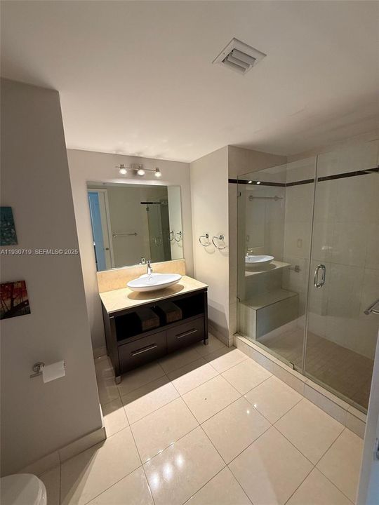 For Rent: $4,200 (2 beds, 2 baths, 1007 Square Feet)