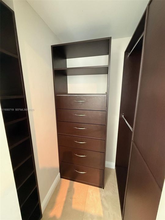 For Rent: $4,200 (2 beds, 2 baths, 1007 Square Feet)