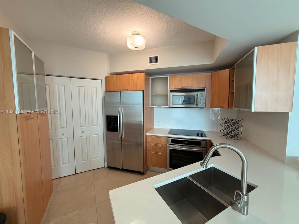 For Rent: $4,200 (2 beds, 2 baths, 1007 Square Feet)