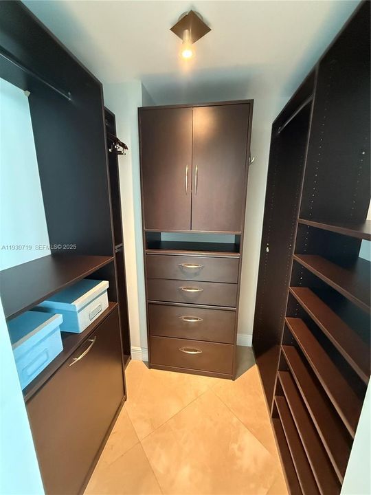 For Rent: $4,200 (2 beds, 2 baths, 1007 Square Feet)