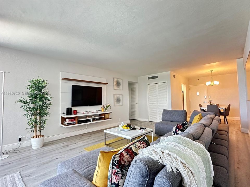 For Rent: $3,100 (1 beds, 1 baths, 837 Square Feet)