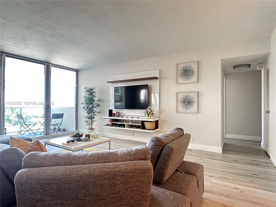 For Rent: $3,100 (1 beds, 1 baths, 837 Square Feet)