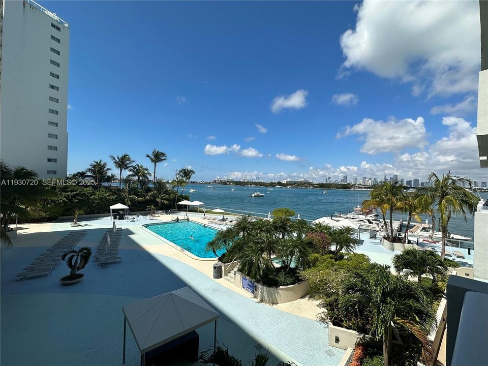 For Rent: $3,100 (1 beds, 1 baths, 837 Square Feet)