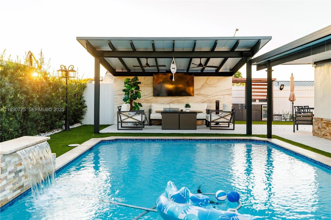 На продажу: $699,999 (4 спален, 4 ванн, 1824 Квадратных фут)