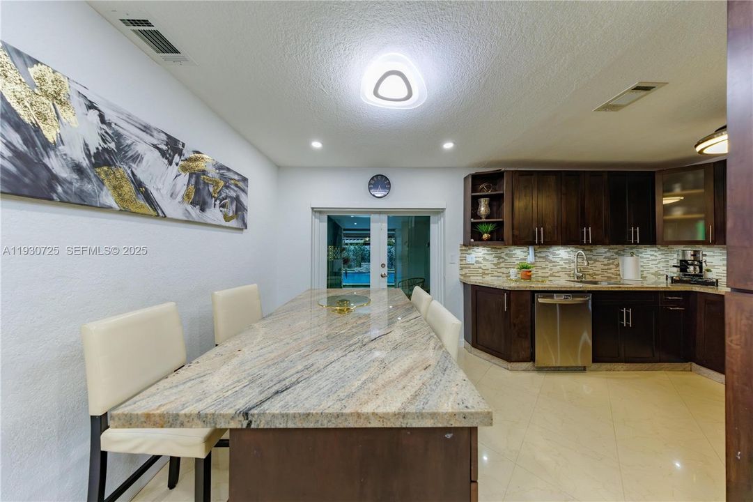 На продажу: $699,999 (4 спален, 4 ванн, 1824 Квадратных фут)