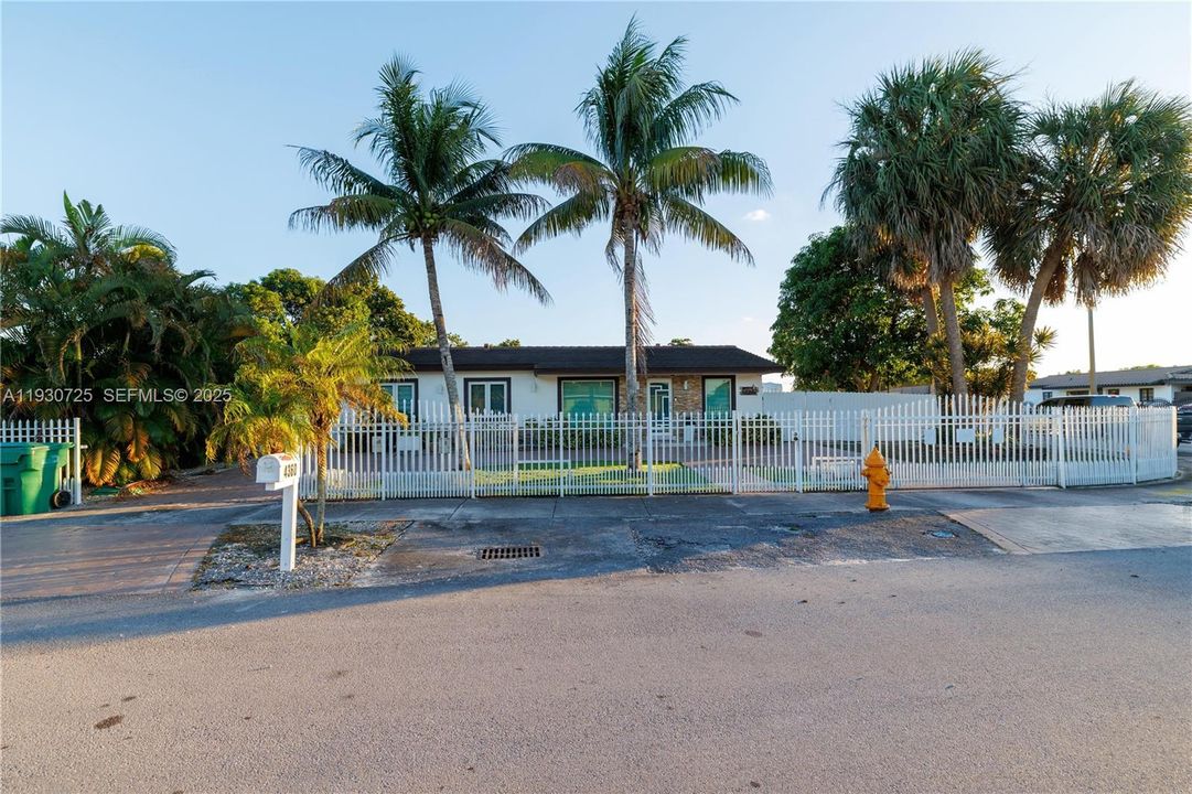 На продажу: $699,999 (4 спален, 4 ванн, 1824 Квадратных фут)