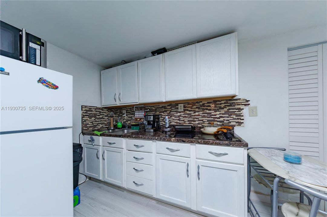 На продажу: $699,999 (4 спален, 4 ванн, 1824 Квадратных фут)