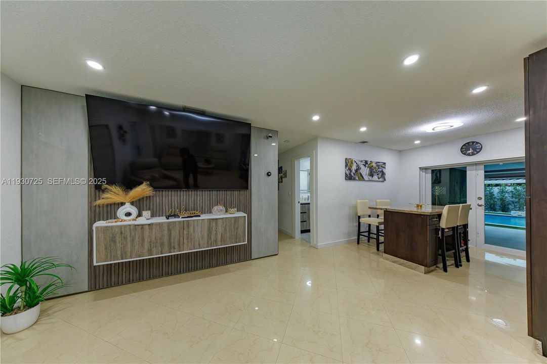 На продажу: $699,999 (4 спален, 4 ванн, 1824 Квадратных фут)