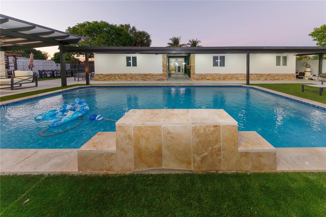 На продажу: $699,999 (4 спален, 4 ванн, 1824 Квадратных фут)