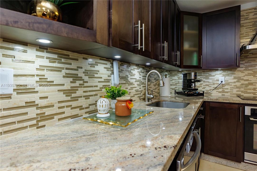 На продажу: $699,999 (4 спален, 4 ванн, 1824 Квадратных фут)