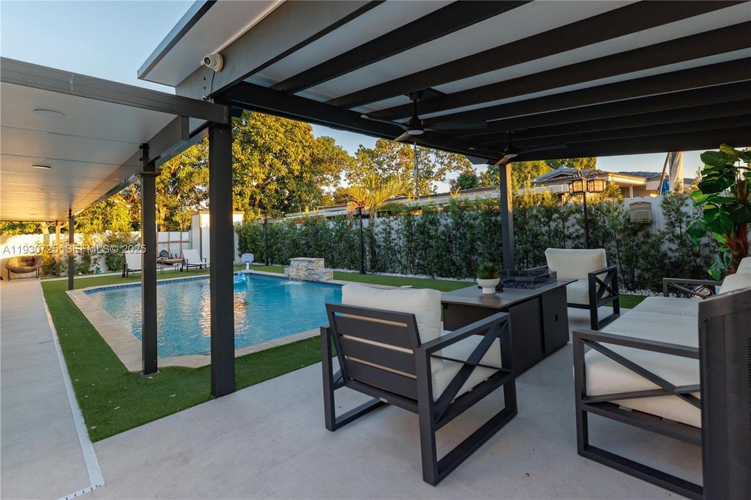 На продажу: $699,999 (4 спален, 4 ванн, 1824 Квадратных фут)