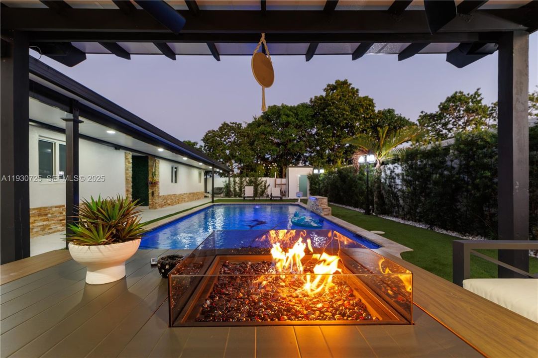 На продажу: $699,999 (4 спален, 4 ванн, 1824 Квадратных фут)